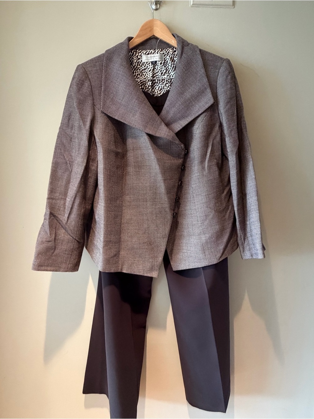 Tahari Pantsuit Brown Tweed Textured Asymmetric Blazer Dark Brown Pants 16 NWOT